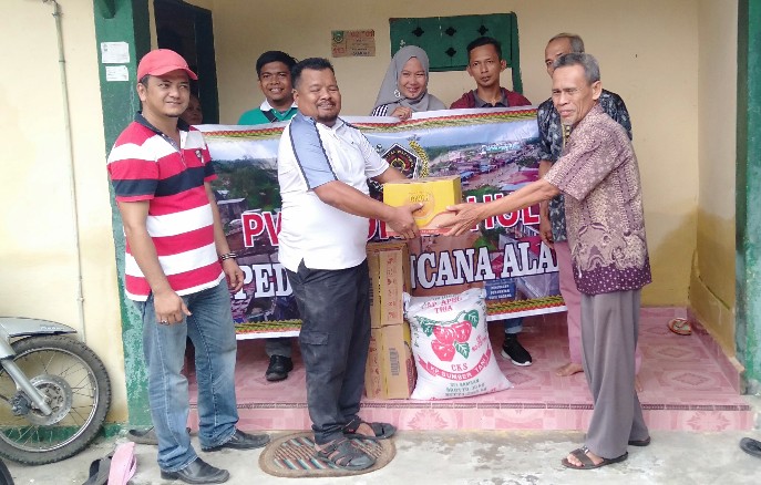 Ketua PWI Rohul Engki Prima Putra, pengurus dan anggota serahkan bantuan sembako hasil penggalangan dana dilakukan PWI Peduli Bencana selama dua hari.
