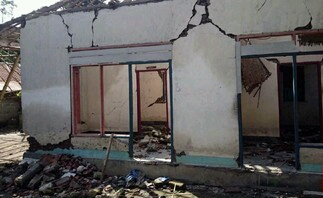 Rumah yang hancur akibat gempa Lombok beberapa waktu lalu. Foto : CNN Indonesia