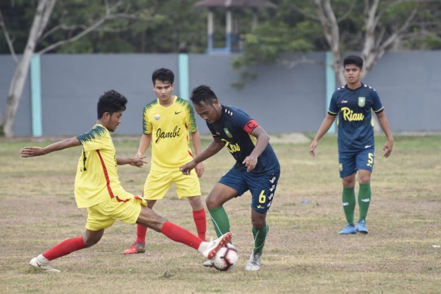 Tim Riau merebut bola dari dua pemain Jambi dalam laga Porwil Bengkulu