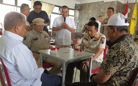 Kasatpol PP Pekanbaru, Zulfahmi Adrian (kanan) main olahraga domino (foto/rahmat)