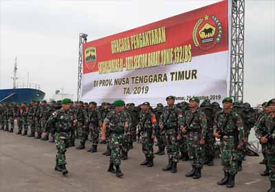 Pangdam I/Bukit Barisan l, Mayjen TNI MS Fadillah memeriksa personil Yonif 132/Bimasakti sebagai Satuan Tugas Pengamanan Perbatasan yang akan diberangkatkan 23 Agustus 2019. 