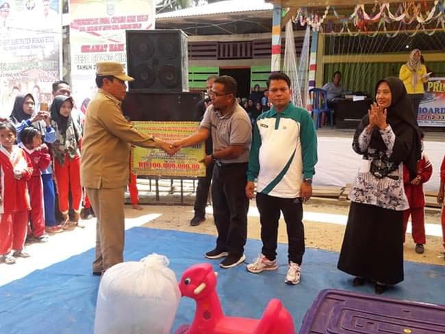  Bupati Sukiman, serahkan bantuan masjid, melalui Camat Rokan IV Koto M.Abror, saat menghadiri Hari Jadi ke-46 Desa Cimpang Kiri Hulu.