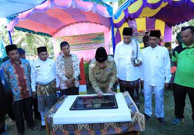 Bupati Sukiman didampingi Camat dan Kades serta Mepala OPD, tandatangani prasasti saat resmikan pembangunan GOR Tunas Mulya,di Desa Pasir Luhur Kecamatan Kunto Darussalam.