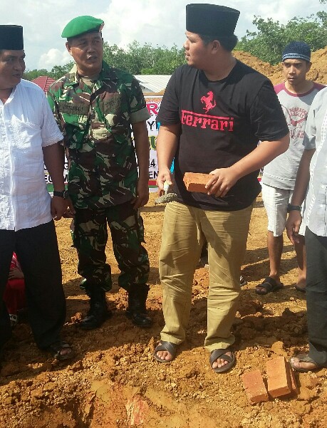 Ketua DPRD Kuansing Andi Putra mendapatkan kehormatan letakkan batu pertama pembangunan Masjid Ruhul Jadid.