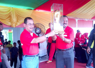 Sekda Rohil, Surya Arfan menyerahkan Piala bergilir kepada ketua PSSI Rohil, Suwandi.