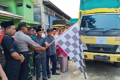  Ketua KPU Dumai di dampingi Forkopimda dan Bawaslu Kota Dumai melepas truk yang mengangkut logistik Pemilu dari gudang KPU di Kelurahan Bagan Besar.