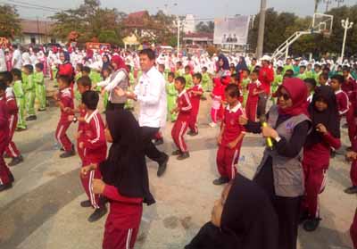   Sekda Abdul Haris, Ketua PDGI Rohul dan Camat Rambah, ikut senam massal bersama 1000 anak dari 7 SD di Rambah, pada puncak peringatan Hari Kesehatan Gigi dan Mulut se-dunia, di Taman Kota Pasir Pangaraian