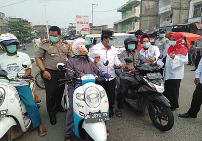  Bupati Sukiman, Kapolres, ketua PMI dan lainnya, bagi bagi masker gratis ke pengendara di Jalan raya depan kantor PMI sebagai bentuk peduli kesehatan masyarakat dampak kabut asap.
