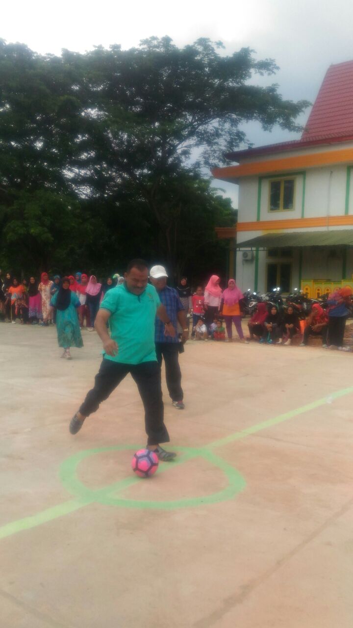 Kadis DLH Rohil, Suwandi menendang bola pertanda dimulainya pertandingan bola kaki dangdut.