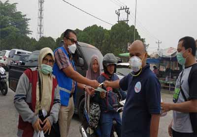 PWI Riau membagikan masker di Pasar Pagi Arengka.