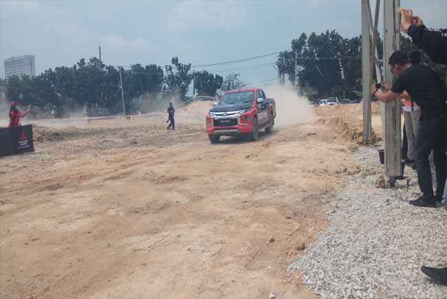 Test drive dengan New TRITON di Lapangan Sampoerna Kota Pekanbaru, Rabu (21/8/2019).