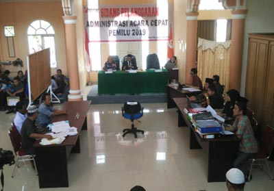  Bawaslu Riau saat gelar sidang 2 laporan dugaan panggaran administrasi Pileg di Rohul.
