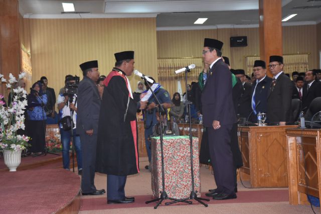 Ketua PEngadilan Negri Bengkalis Sutarno mengambil sumpah Abdul Kadir sebagai Ketua DPRD Bengkalis. 