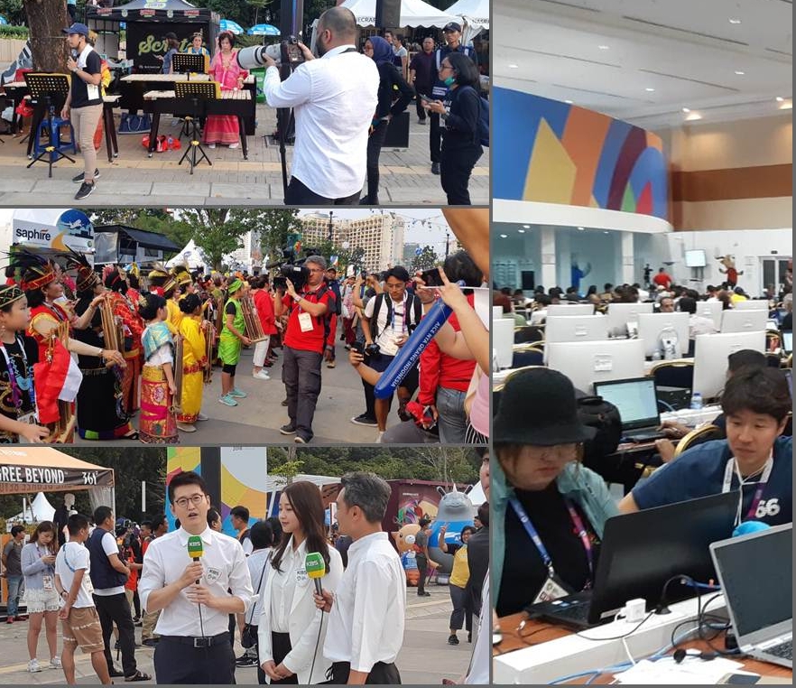 Wartawan asing melaporkan pembukaan Asian Games 2018 di Gelora Bung Karno, Jakarta, Sabtu (18/8/2018) - Bisnis / Yusran Yunus