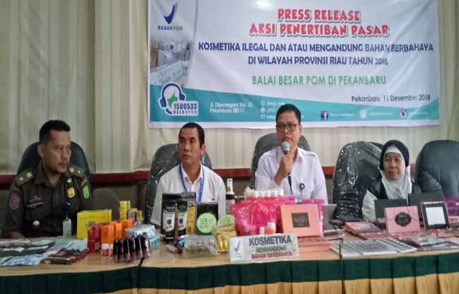 Kepala BBPOM Pekanbaru Muhammad Kashuri beri penjelasan saat ekspos, Selasa (11/12/2018).