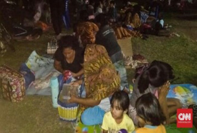  Suasana pengungsian di Kecamatan Pulau Batang Dua, Kota Ternate, Maluku Utara, usai gempa magnitudo 7,1 pada Jumat (15/11) dini hari. Foto: CNNIndonesia