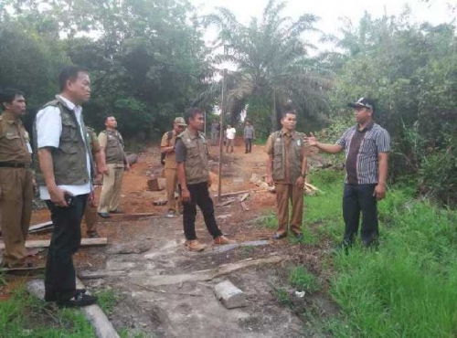 Kades Sotol, Eka Candra ajak Head Sustainability & CSR Asian Agri, bersama Tim Bakorluh Riau melihat areal yang memiliki potensi persawahan bagi warga saat penyuluhan desa bebas api.IST 