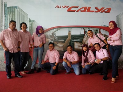 Manajemen Agung Toyota Wilayah Riau berfoto bersama usai launching Calya di Pekanbaru
