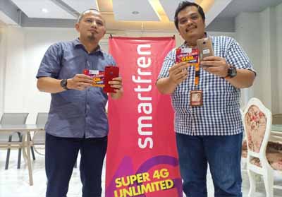  Rahmed, Sales Manager Smartfren Area Riau Daratan dan Jefrie Chairudin, Regional Manager Brand Activision Smartfren Sumatera.