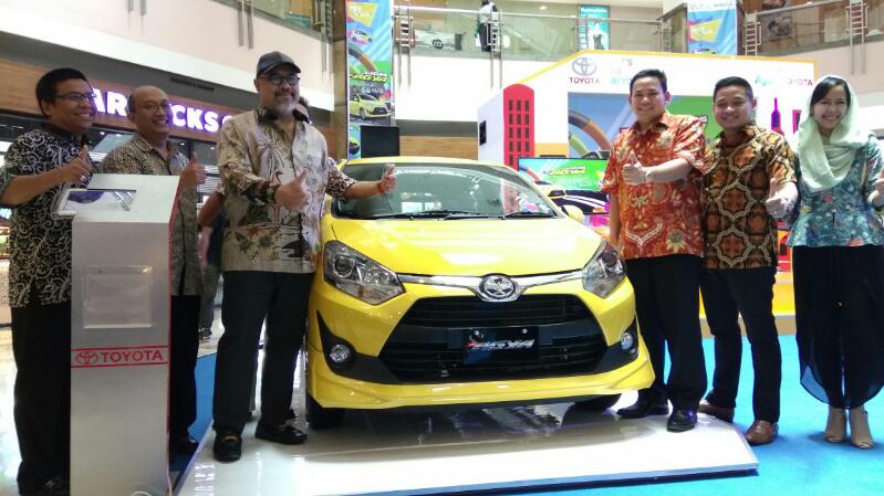 Manajeman TAM dan Agung Toyota saat launching New Toyota Agya di Mal Ska Pekanbaru
