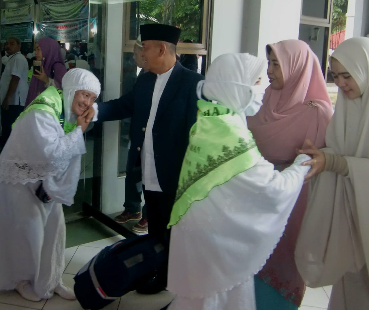 Bupati Pelalawan HM Harris saat melepas kepergian Jamaah Calon Haji Pelalawan dari Embarkasi Batam, Kepri.