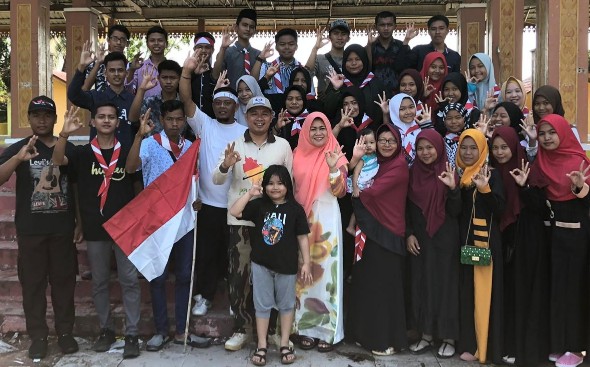 Anggota DPRD Riau yang juga Calon Bupati Pelalawan, Husni Thamrin, berfoto bersama generasi muda yang tergabung dalam Laskar Muda Galaxy (LMG) Pelalawan, sebelum kirab kebangsaan, Minggu (10/11/2019).