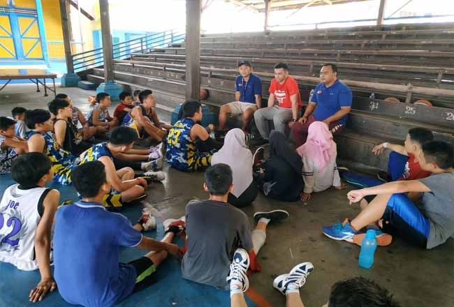 Atlet basket dari Timnas, Danny Ray memberikan pengarahan kepada peserta coaching clinik yang digelar Perbasi Rohil di GOR Wahidin.