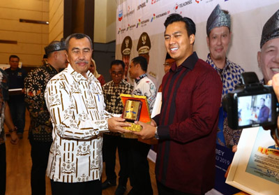  Muhammad Aulia mewakili anggota DPR RI Eddy Tanjung menerima penghargaan SPS dalam rangka Hari Pers Nasional (HPN) Tingkat Provinsi Riau 2019.