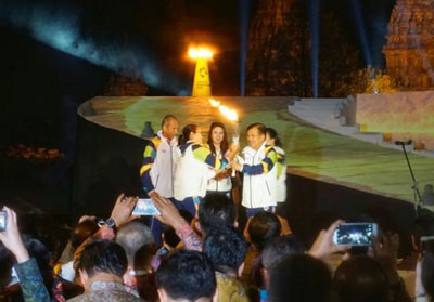 Wakil Presiden Jusuf Kalla saat menyerahkan Obor Asian Games 2018 ke Atlet Bulutangkis asal Yogyakarta
