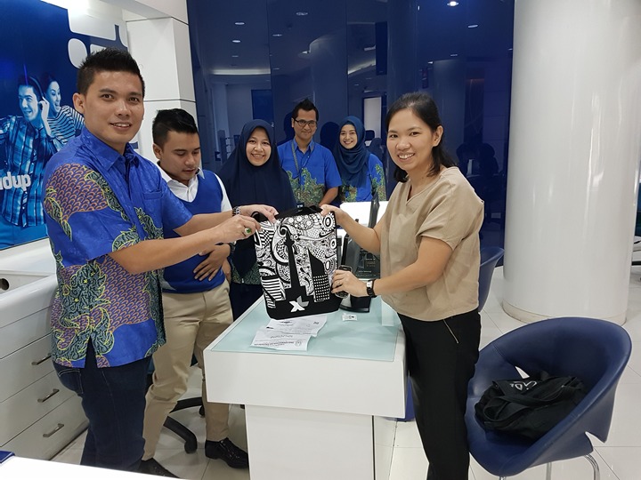 Vice President XL Axiata West Region, Francky Rinaldo Pakpahan memberikan pelayanan ke pelanggan di XL Center Diponegoro Medan  (4/9/2017). 
