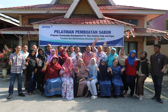 Foto bersama manajemen RAPP dengan para peserta pelatihan pembuatan sabun di Balai Pelatihan dan Pengembangan Usaha Terpadu (BPPUT) PT. Riau Andalan Pulp and Paper (RAPP), Pangkalan Kerinci, Riau.