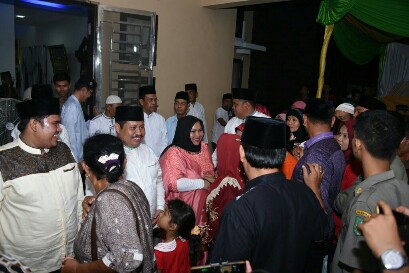 Bupati Amril beserta keluarga bersalaman dengan masyarakat usai acara syukuran.
