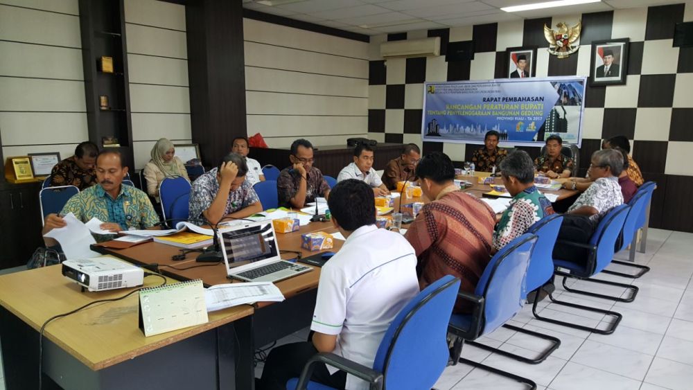 Plt Sekda Kuansing, H Muharlius didampingi Kadis PUPR Azwan memimpin rapat awal penyusunan Draf Perbup Penyelenggaraan Bangunan Gedung dengan pihak Kementrian PUPR Provinsi