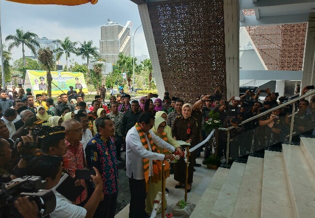 Jaksa Agung HM Prasetyo meresmikan gedung baru Kejati Riau.