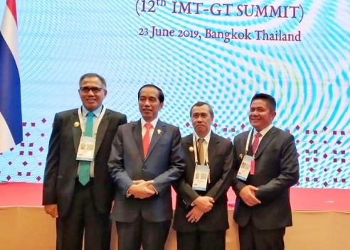  Gubri H Syamsuar (kedua kanan) saat dampingi Presiden RI Joko Widodo sebagai delegasi Indonesia dalam pertemuan ke-12 Indonesia-Malaysia-Thailand Growth Triangle (IMT-GT) di Bangkok, Thailand. Foto grc