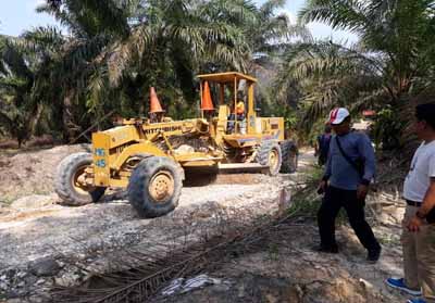 RAPP kerahkan alat berat untuk memperbaiki jalan rusak di Desa Kebun Lado, Kecamatan Singingi, Kabupaten Kuantan Singingi.
