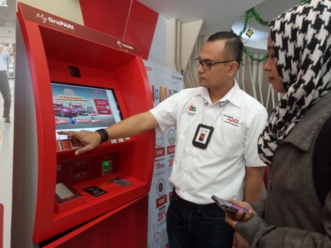GM Sales Regional Sumbagteng, Ihsan sedang memandu pelanggan untuk mengganti kartu SIM-nya menjadi USIM (layanan 4G) di My GraPARI, Selasa (20/6/2017).