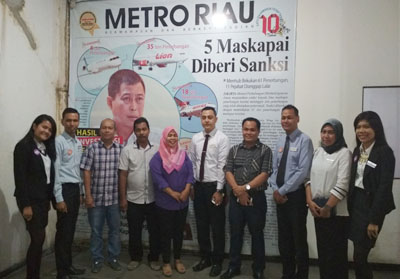   Sejumlah perwakilan manajemen Hotel Tjokro Pekanbaru foto bersama Pimpinan Perusahaan Metro Riau, Sapparudin Koto (empat kanan), Pimpinan Perusahaan Halooriau.com (tiga kiri) dan karyawan Metro Riau, Senin (26/2) pagi.