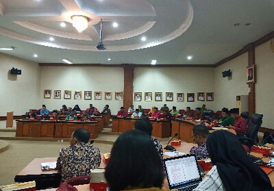 Pembahasan masalah abrasi di Kantor Gubernur Riau.