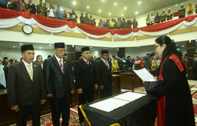 Wakil Kepala Pengadilan Agama Tembilahan ambil sumpah jabatan unsur pimpinan DPRD Kabupaten Inhil, tampak pada sudut kanan ketua DPRD Inhil.