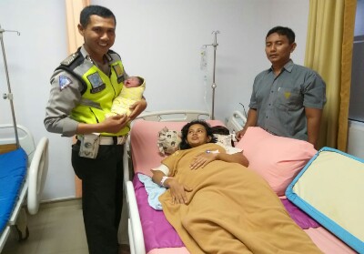 Polantas Polresta Pekanbaru membantu mengiringi ibu yang hendak melahirkan ke rumah sakit hingga melahirkan bayinya dengan selamat.