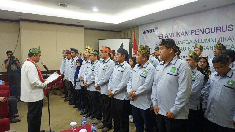Sekretaris Daerah Riau sekaligus Ketua Umum Alumni Universitas Riau, Ahmad Hijazi SE MM menyerahkan petaka kepada Ketum IKA Unri RAPP Samsuriya M Hasyim.