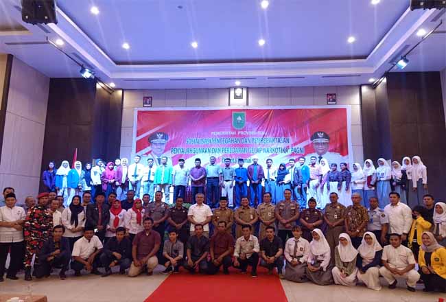 Walikota Dumai Drs H Zulkifli AS MSi foto bersama peserta sosialisasi, usai membuka sosialisasi P4GN oleh Kesbangpol Provinsi Riau di Dumai.