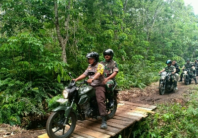 Panglima TNI Marsekal TNI Hadi Tjahjanto, SIP naik sepeda motor menuju lokasi Karlahut di Rupat.