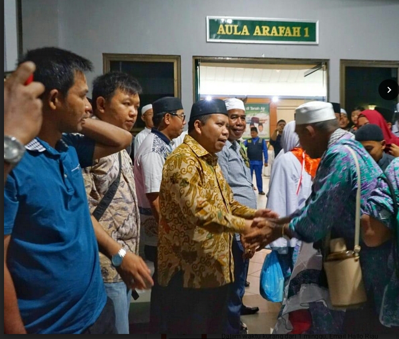 Jemaah haji asal Kepulauan Meranti yang tiba di Batam, disambut langsung Bupati Drs H Irwan Nasir.
