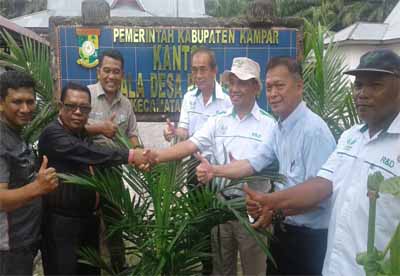 Head Sustainability Operation & CSR Asian Agri dan team mengunjungi areal kebun TKD bersama dengan Kepala Desa Petapahan, Abdul Cholil