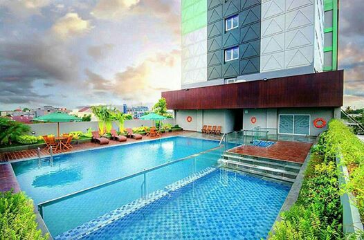 Kolam renang Ayola First Point Hotel Pekanbaru, salah satu area yang akan disulap menjadi tempat gala dinner malam tahun baru 2018.