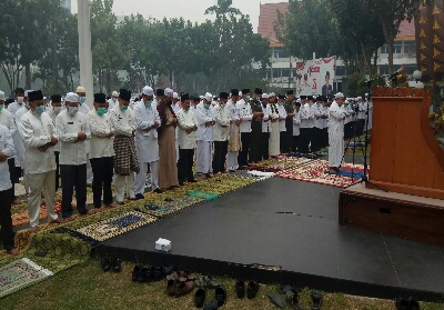 Walikota Pekanbaru dan ratusan jemaah khusuk melaksanakan Salat Istisqa.