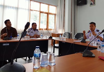  Abdi Sabda Kabid Keselamatan Berlayar KSOP Dumai memimpin rapat membahas pengangkutan limbah B3 dari Duri menuju Gresik melalui Pelabuhan di Dumai.