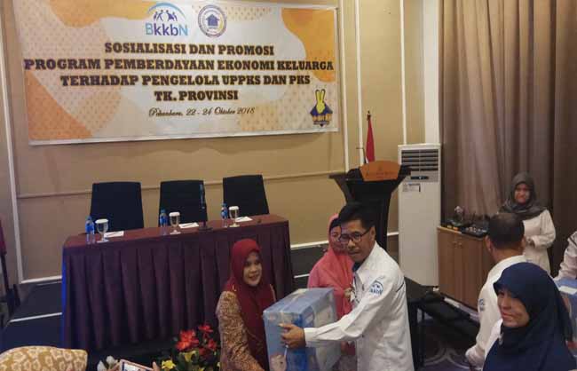   Kepala Perwakilan BKKBN Provinsi Riau Agus Putro Proklamasi menyerahkan bantuan mesin jahit kepada kelompok peserta KB aktif.